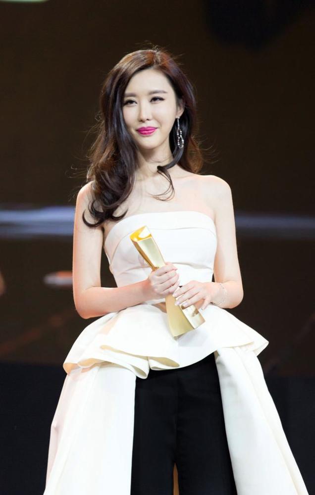 田朴珺坐"豪车"出席活动,穿白色修身拖地连衣裙,终于像贵族了