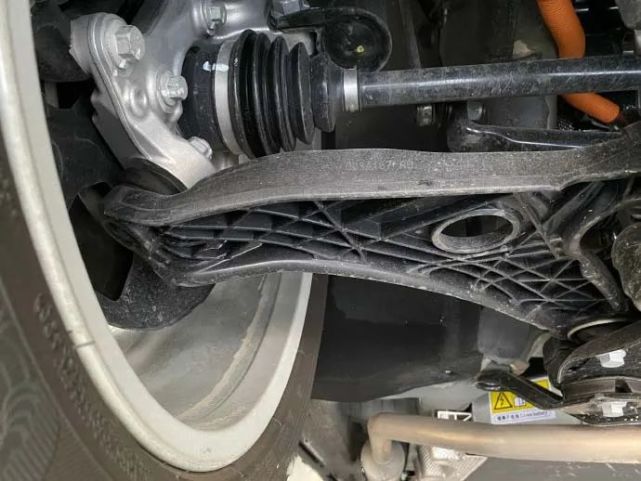 理想one下摆臂采用复合材料引起热议