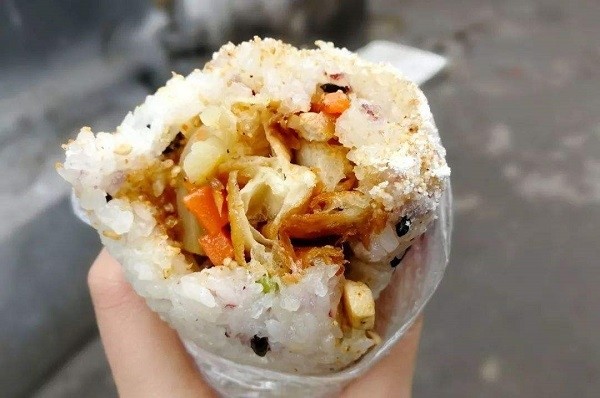 等有了机会,大家一定要来到武汉,找到这个人间美味——糯米包油条,品