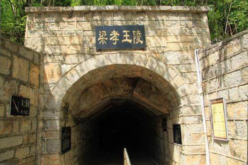 那时候,曹操任总指挥,所有"摸金校尉"在芒砀山大力挖掘,最后该墓被