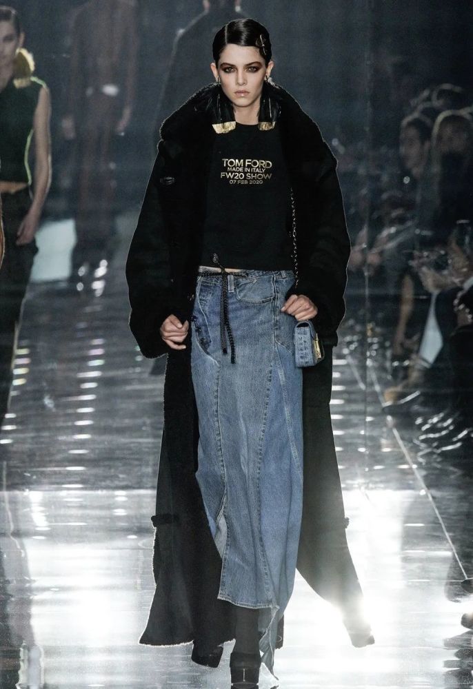 拼贴牛仔的流行呈上升趋势猛烈增长,因为在 2020 秋冬系列秀场上也不