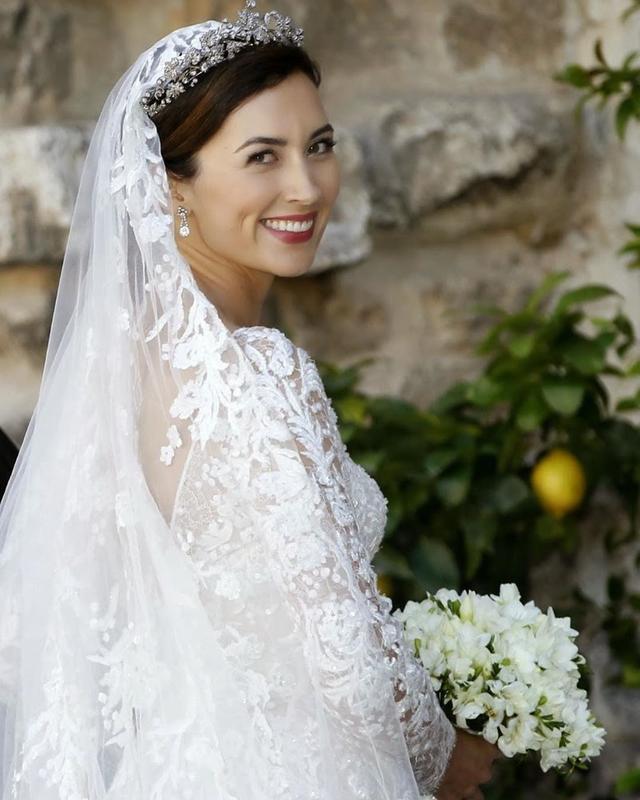 婚礼当天,克莱尔王妃由父亲牵手走进教堂,看着父女俩的背影真的像极