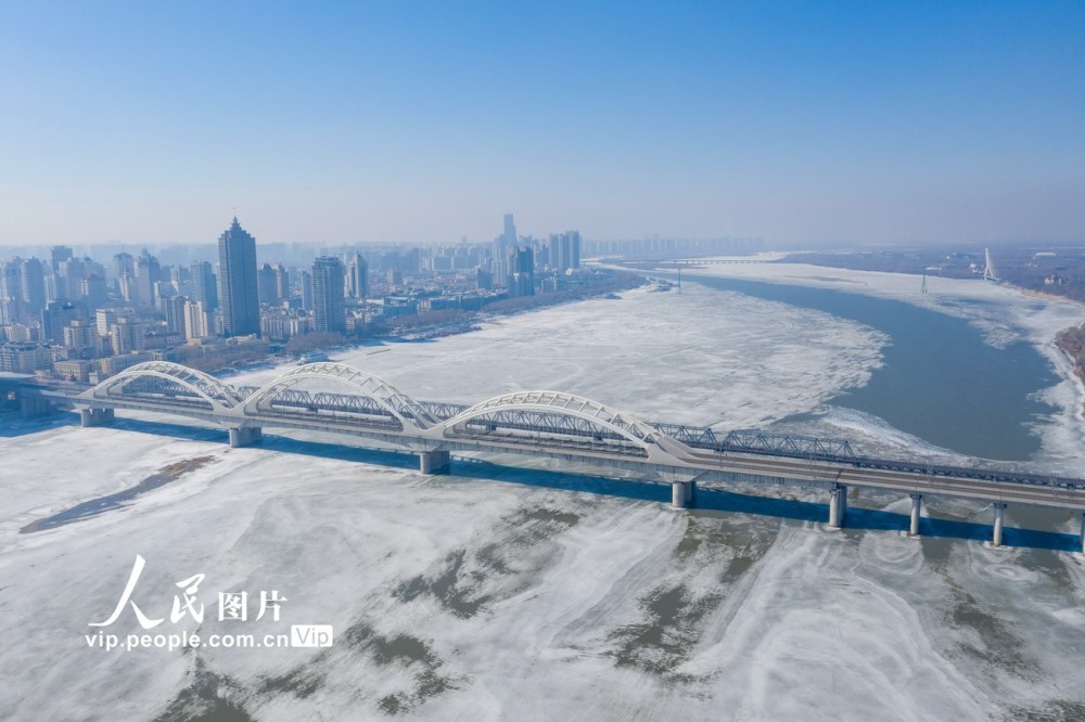 松花江哈尔滨段江面冰雪消融