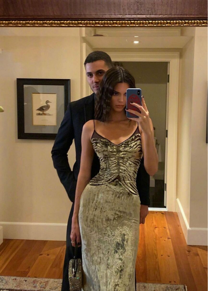 超模肯豆和男友西蒙斯出街穿出巴掌腰黑色情侣装配一脸