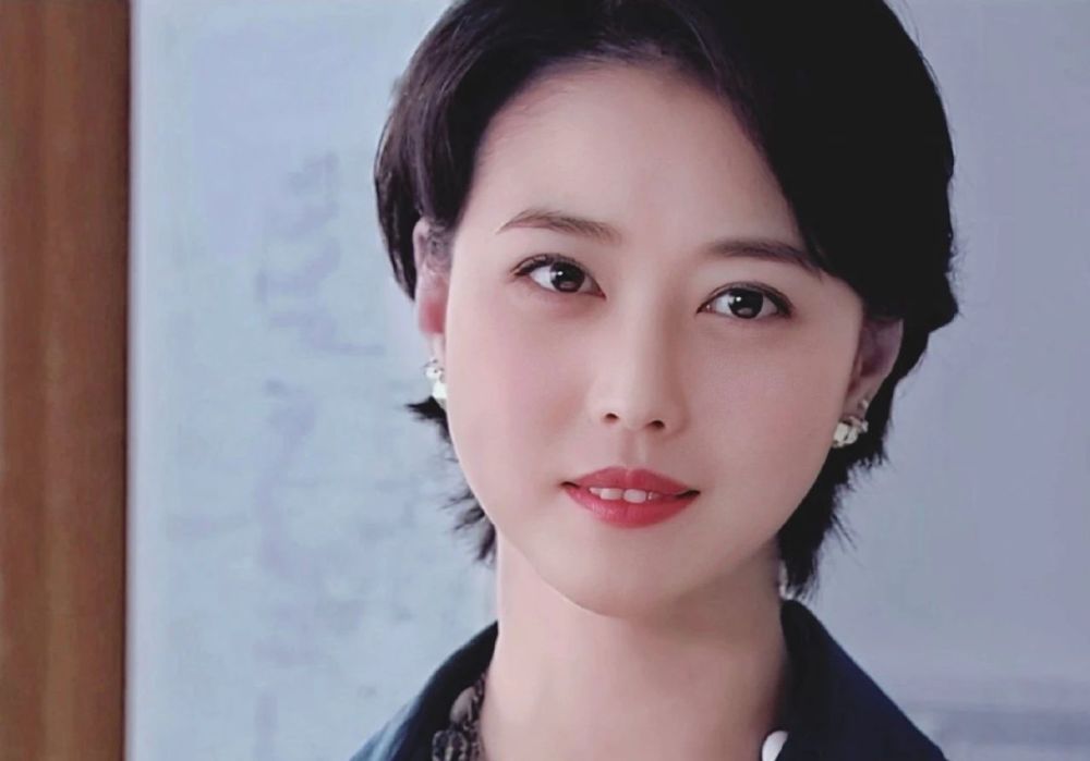 周海媚真的老了!穿仙女裙也装不出少女感,眼纹赘肉出卖54年龄