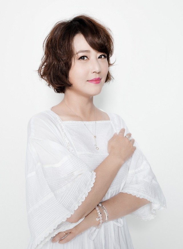 周海媚真的老了!穿仙女裙也装不出少女感,眼纹赘肉出卖54年龄