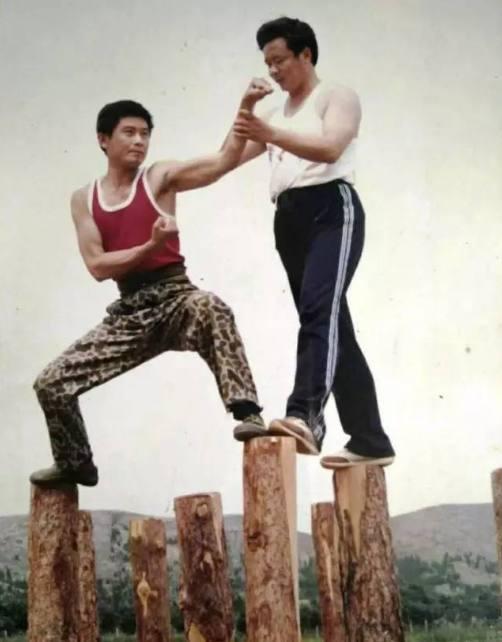 董玉香在梅花桩上向范应莲请教武术