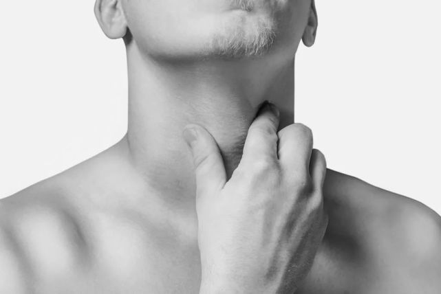 喉癌总 喜欢 中年男性 有这些习惯的 注意喉癌的早期症状 恶性肿瘤 咽喉 肿块 喉癌 症状 颈部 喉咙痛 痰中 吸烟