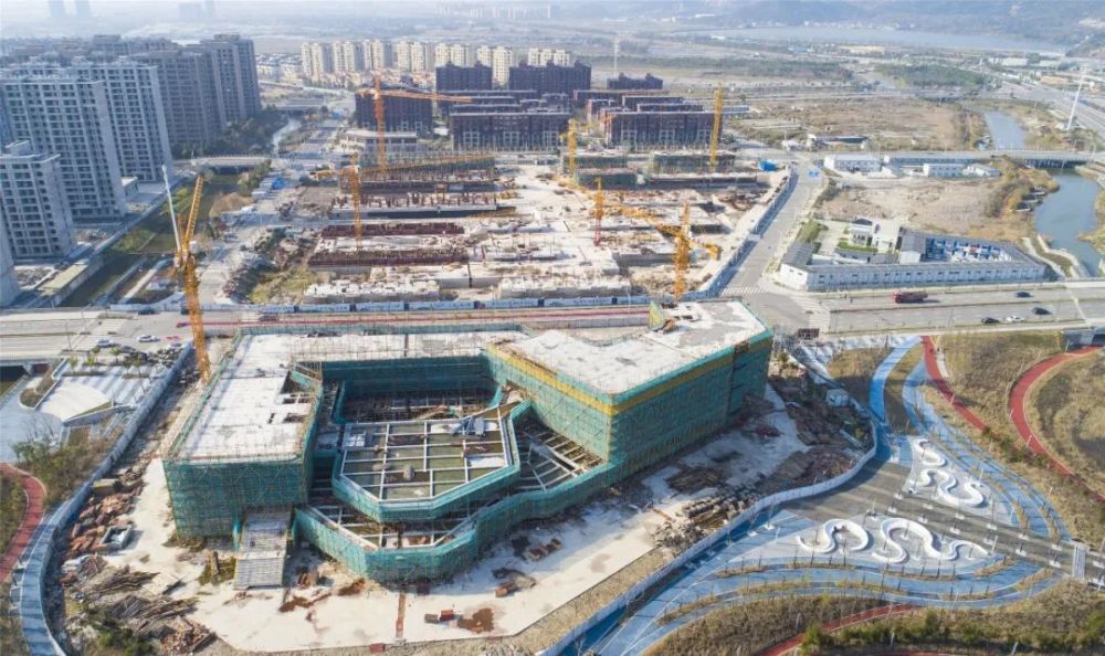 近日,大目湾奥特莱斯商城已完成地面五层施工作业.