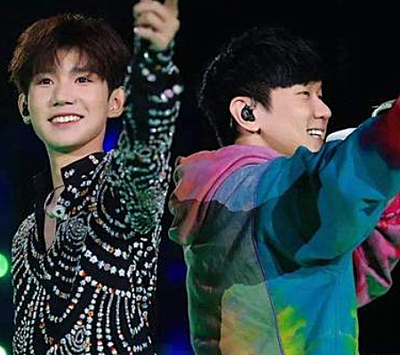 本以为王源的偶像是林俊杰,看到他的手机壳,原谅我不厚道的笑了