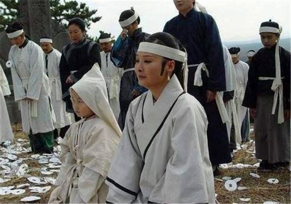 拍戏的时候用的遗照照片上的人都是哪里来的说出来你可能不信