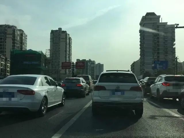 【8点15分】到了德胜立交,车速立马放慢,德胜高架进入上塘高架的入口