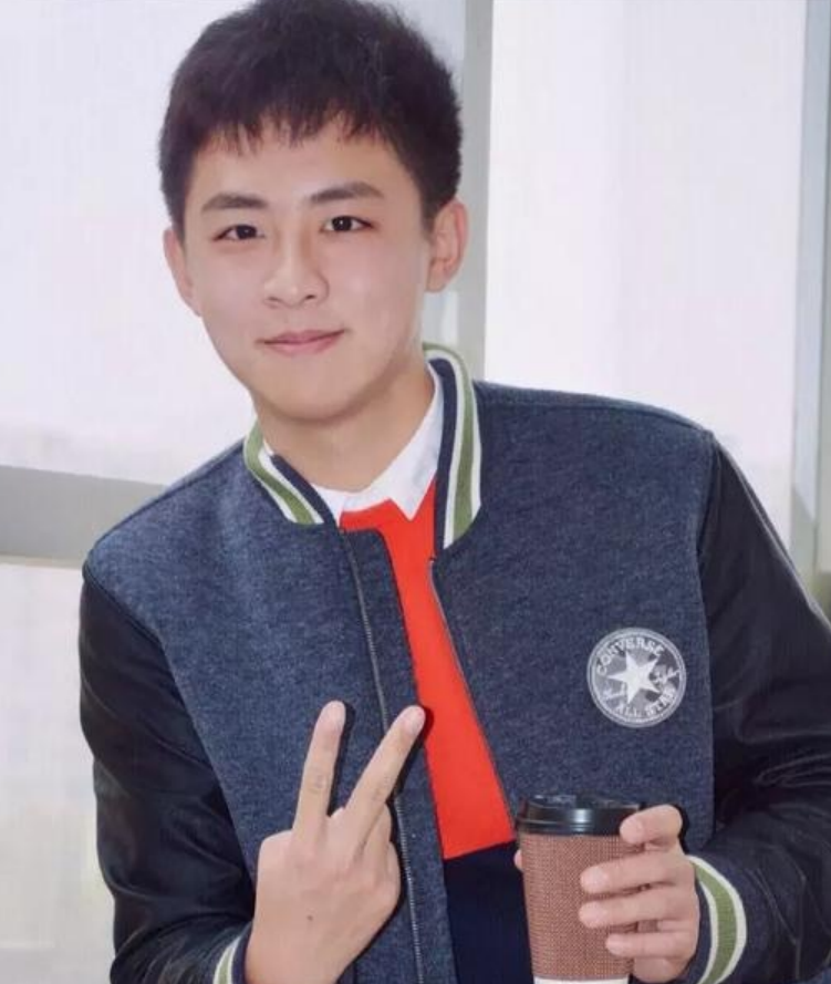 有种"整容"叫快乐星球的多面体,十五年后减肥成功,穿西装帅爆