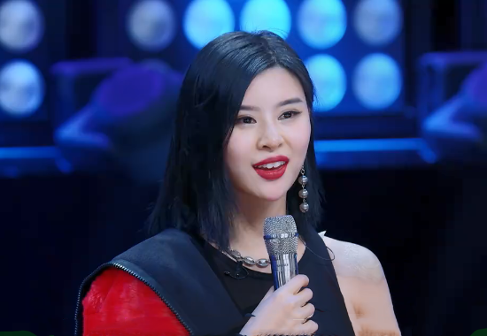 金吉雅在台上表演时,有谁注意虞书欣说了啥?网友:赵小棠吃醋了