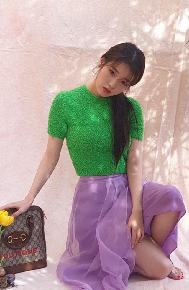 因iu还不到100斤她就故意穿小一号短袖哪知秀出的腰巨肉