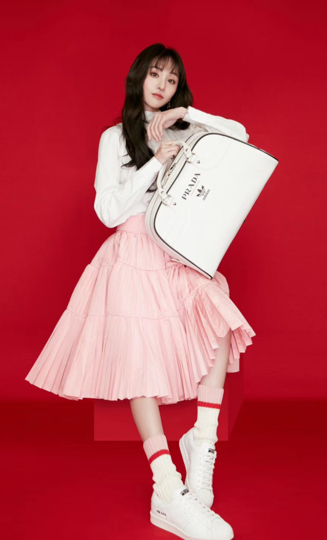 所以就显得她的造型很时尚有个性,像郑爽把这双袜子穿出的效果,小编只