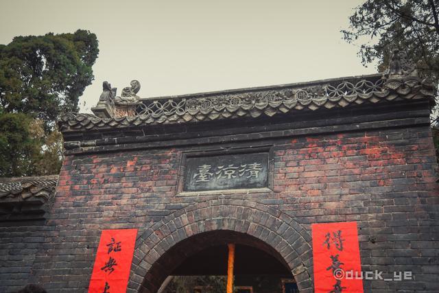 220年春正月,孙权害怕刘备起兵报复,将传关羽首级于洛阳曹操处 ,但被