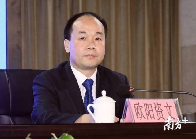 欧阳资文说:"目前,疫情防控形势积极向好的态势正在拓展,但广州流动
