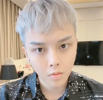 并且在自己的眉毛上也下了功夫,把眉毛也染的发白了一些,看着很认真