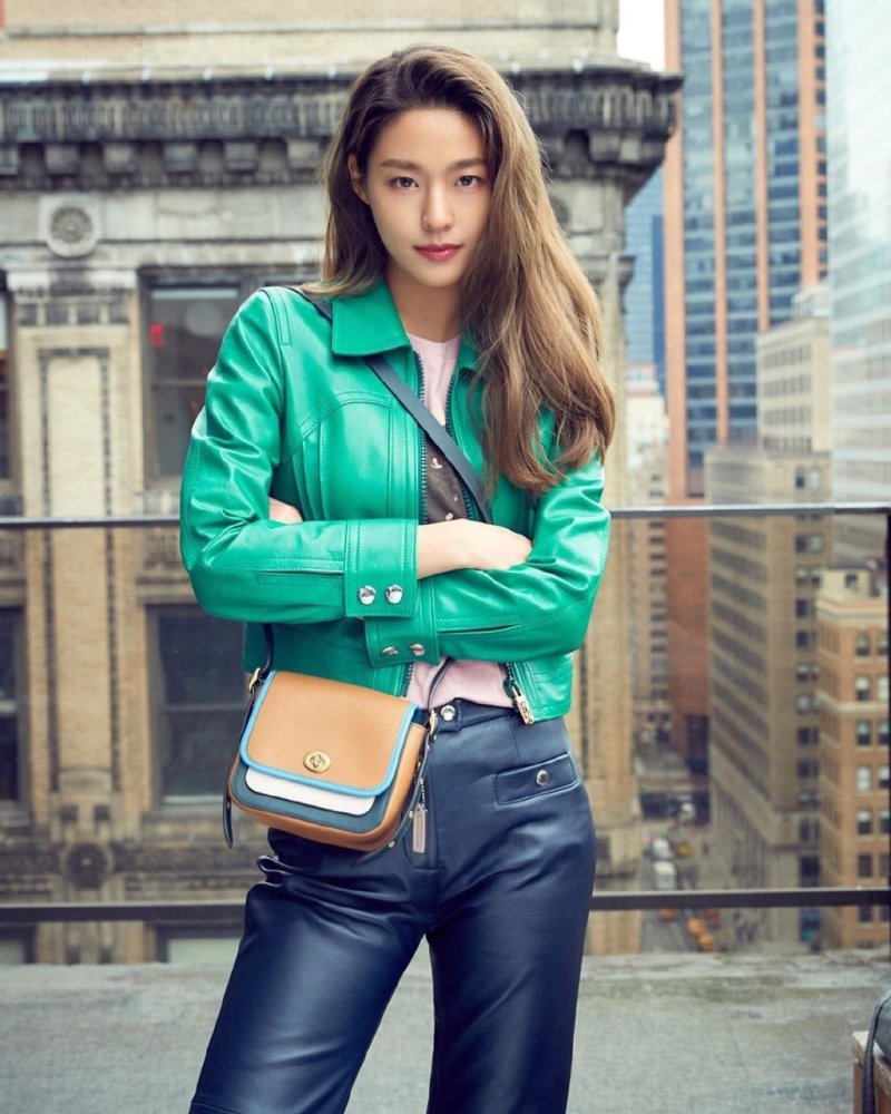 她是韩国女团成员金雪炫,穿拼接外套配白色纱裙,活力似少女