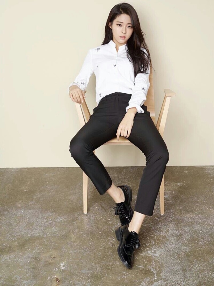 她是韩国女团成员金雪炫,穿拼接外套配白色纱裙,活力似少女