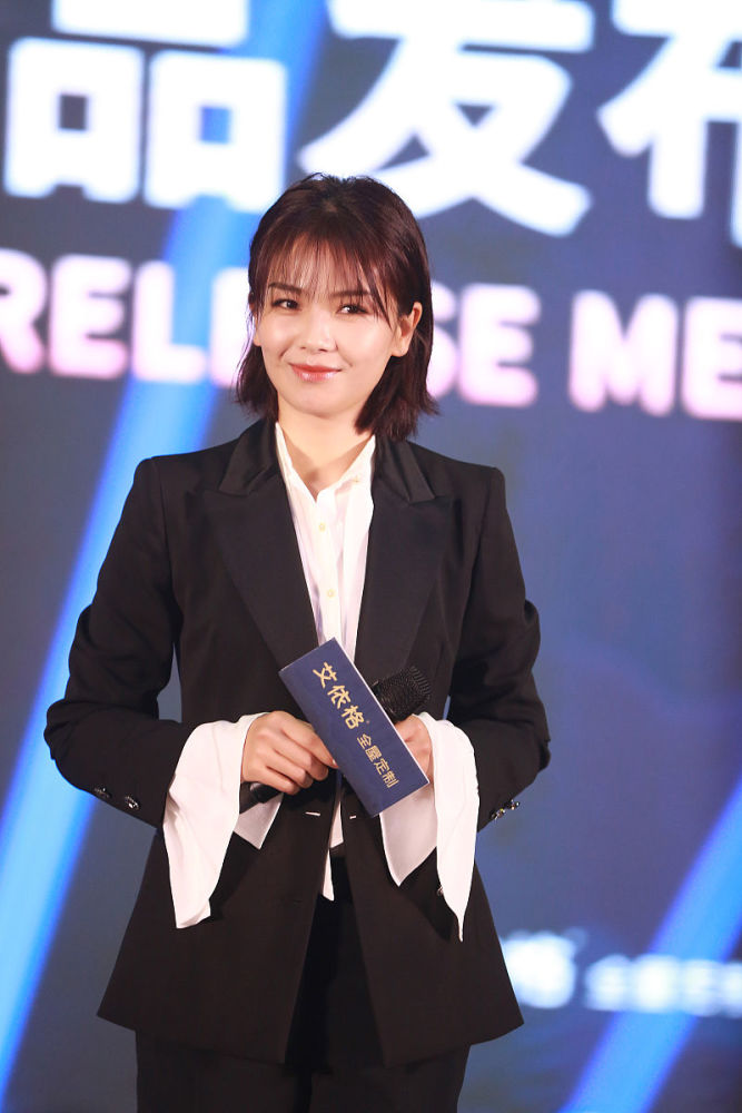 刘涛美的真高级!黑白西装也能穿出优雅大气,减龄刘海造型居头功