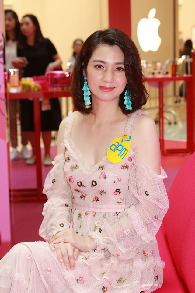 洪欣49岁也不显老,穿碎花裙清新甜美如少女,身材姣好美到不敢认