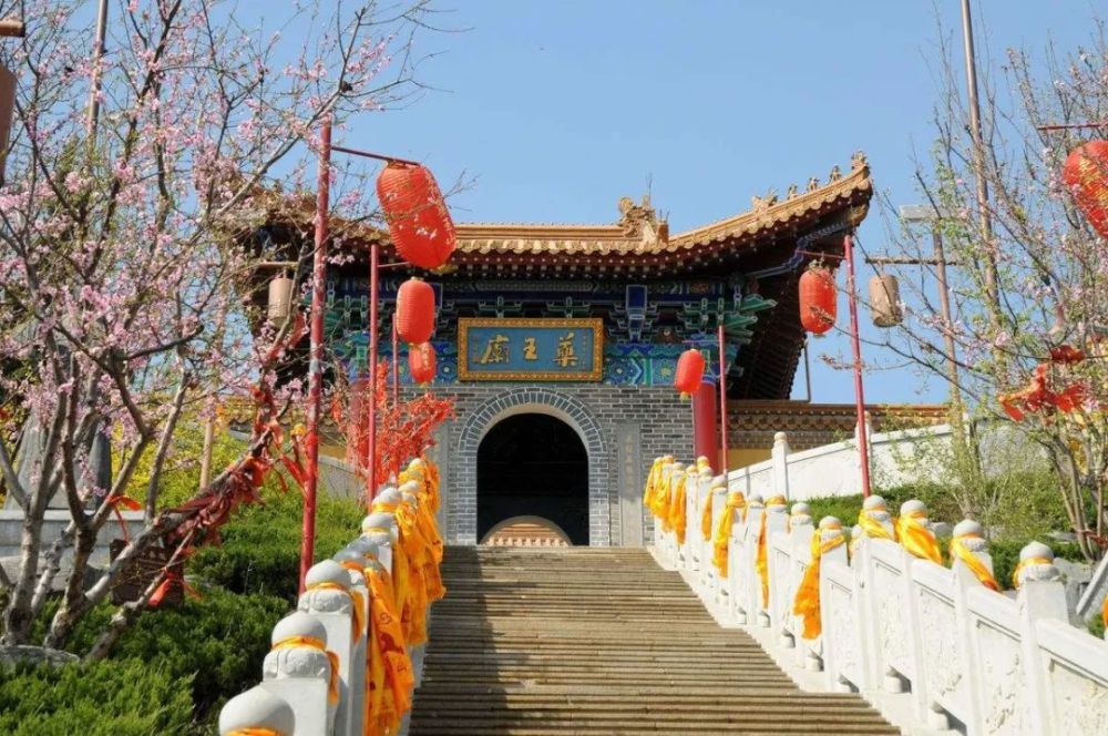 药王山上建有东阿药王庙,主要供奉消灾延寿药师佛和孙思邈,李时珍,等