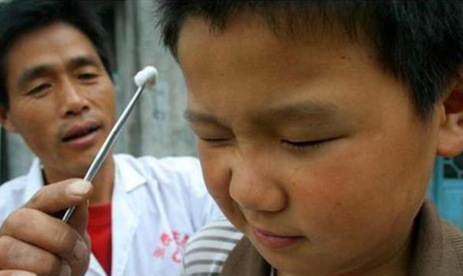 "熊孩子"兄妹俩捅马蜂窝,被蛰成"猪头",爸妈:不该笑但没忍住