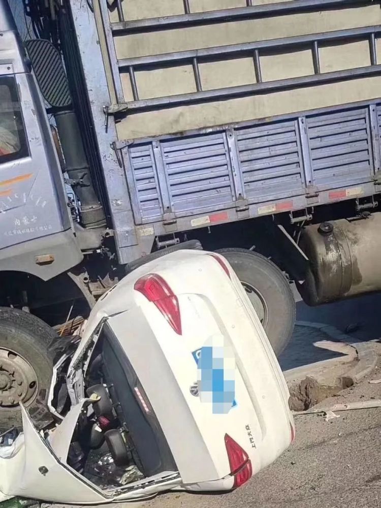 通辽突发严重车祸!小轿车被压扁