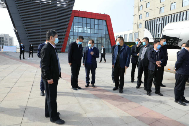 (林州市委书记王宝玉与河南华信阳光教育科技集团副总经理,林州建筑