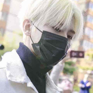 七鹤大人失去热度后故意染白发模仿蔡徐坤挡住嘴巴相似度很高