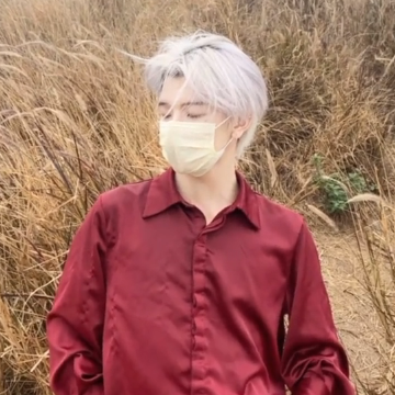 七鹤大人失去热度后故意染白发模仿蔡徐坤挡住嘴巴相似度很高