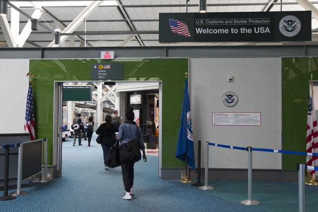 美国机场海关茱莉亚在回国后一直处于自我隔离的状态,期间只接触过两