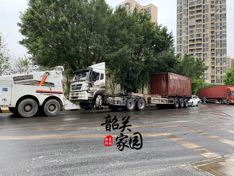 大貨車下百旺大橋時車速過快失控側翻裝載的洗潔精原料灑滿路面