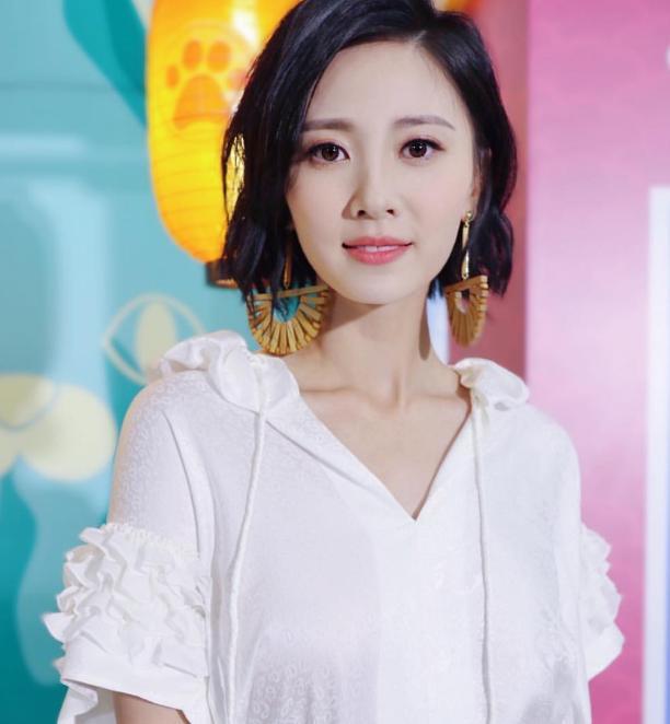 她因为在《超时空男臣》里的"二小姐"角色爆冷夺取tvb最佳女配角奖项