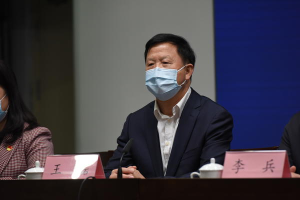 丹尼斯集团总经理王磊回答河南商报记者提问将拿2亿元开展促销