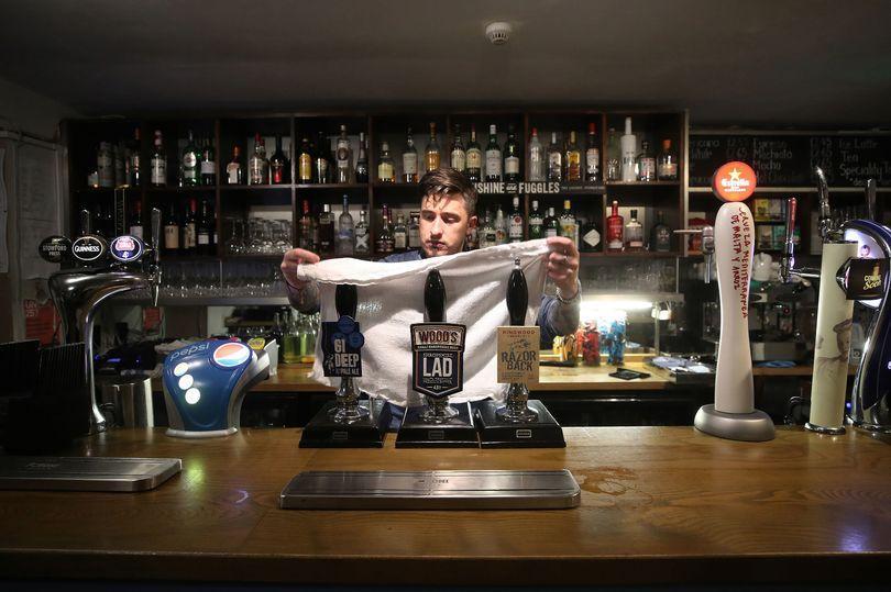 英国因疫情关闭酒吧手机应用视频线上云饮酒意外风靡