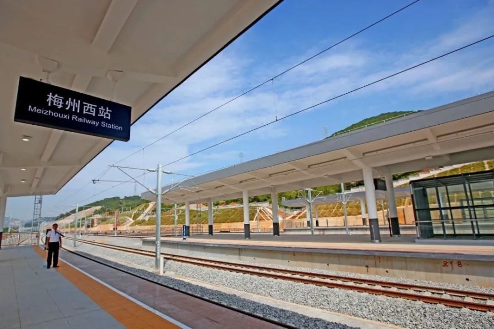 高速梅州西出口;毗邻客都大桥,10分钟尽享城市繁华;临近高铁梅州西站