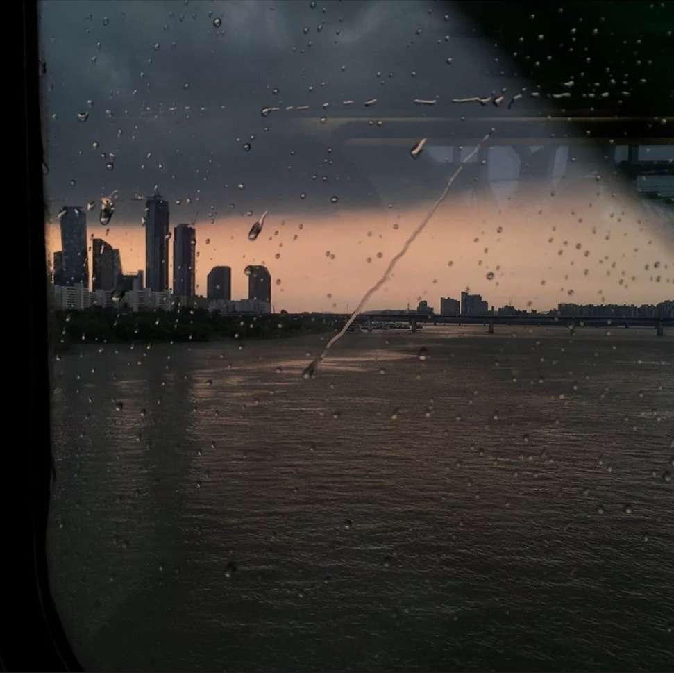 "点赞超高的qq空间甜丧句",有些女孩,生在尘埃活在底层,死在茫茫大海