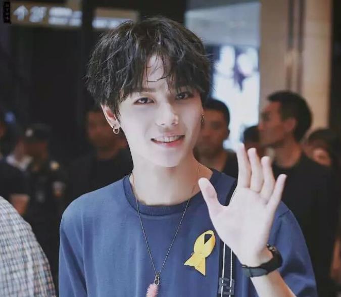 最后要说的就是林彦俊,他的长相是标准的花美男,额前的刘海也颇有一种