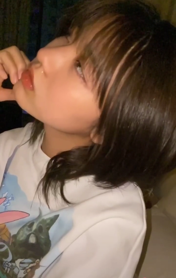 电梯中的合照,熙熙举着手机站在c位,时刻不忘自拍,熙熙的身高非常抢镜