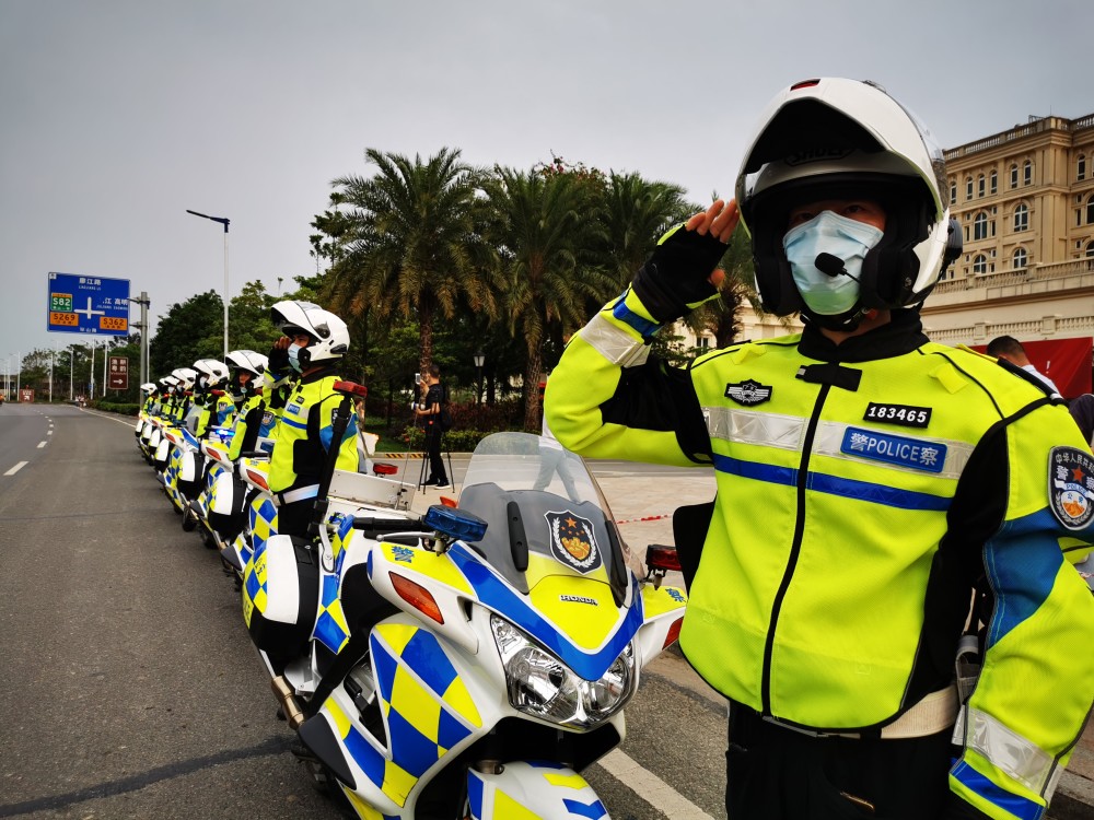 佛山铁骑队员列队迎接佛山驰援湖北医疗队归来!