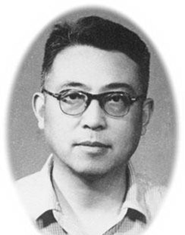 还有一位诗人,翻译家也为人所知,他就是查良铮,说他另一个名字穆旦