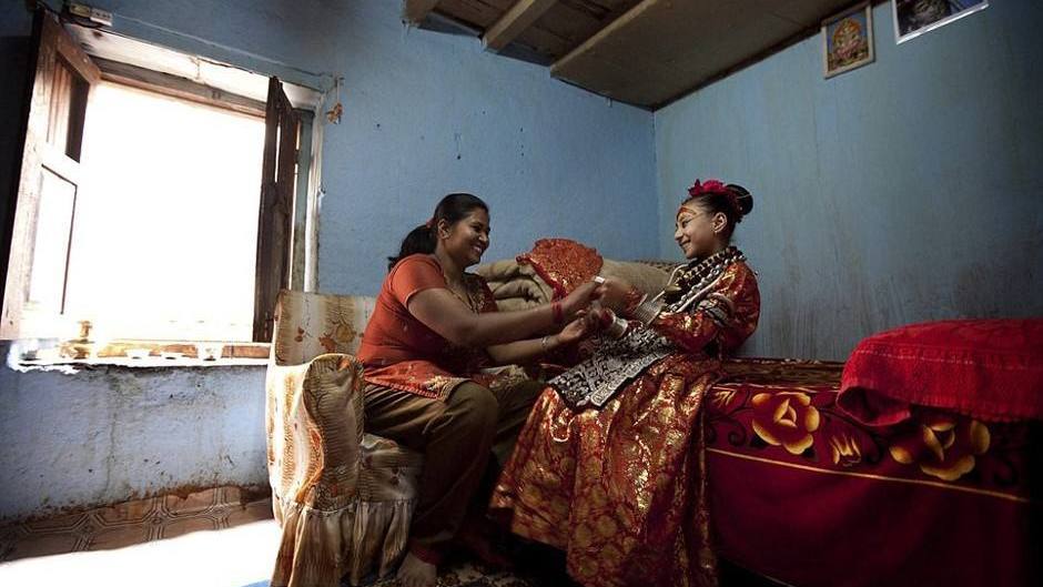 尼泊尔20岁少女共侍5夫?询问如何生活,