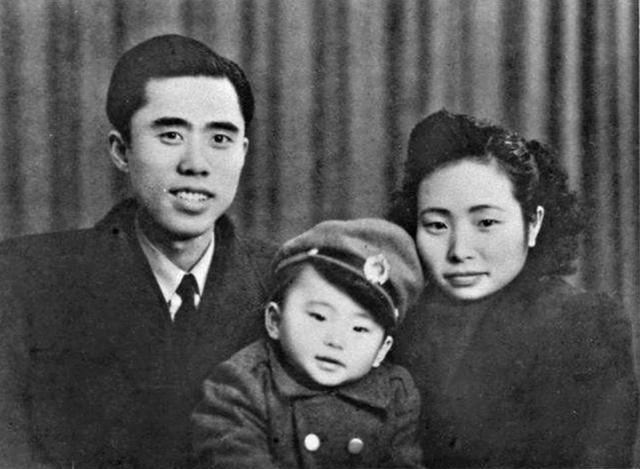 彭咏梧的第一任妻子叫谭正伦,他们有一个儿子,叫彭炳忠.