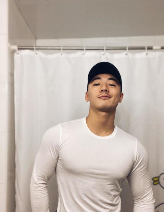 90后肌肉名媛,一身小精肌宛如雕刻,身边好多型男朋友