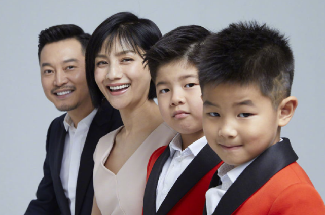 胡可拉老公保养皮肤沙溢被迫营业一脸不情愿敷面膜撞脸小沈阳