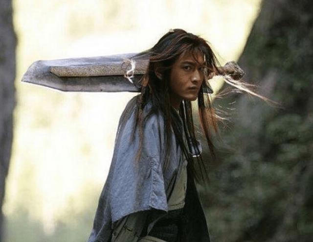 4个版本的杨过"玄铁重剑",网友:原装,高仿,拼夕夕的区别?