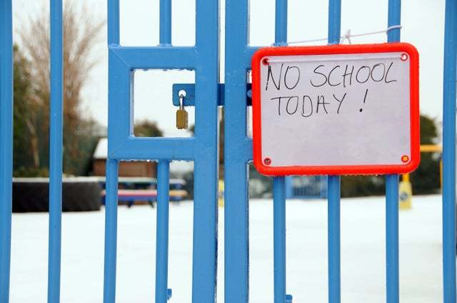 英国“关闭学校”命令实行首日即遇阻，家长威胁要起诉学校图1
